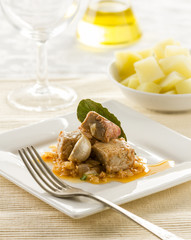 Fresh tuna appetizer with garlic and bay leaves.