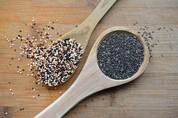 Quinoa und Chia Samen auf einem Holzlöffel
