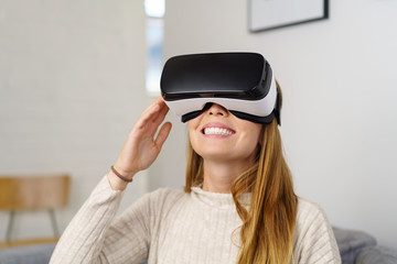 lachende frau schaut durch eine vr brille