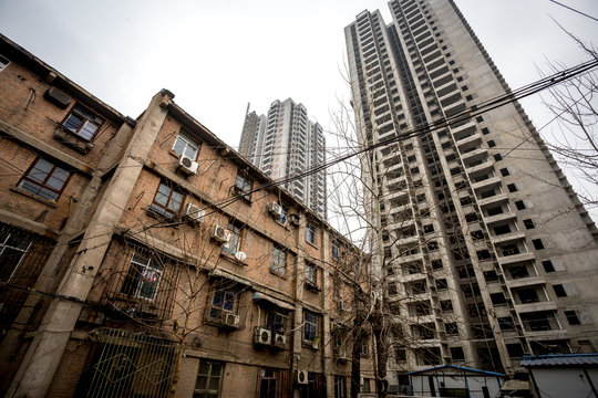 En contre plong&eacute;e, un immeuble moderne et un vieux