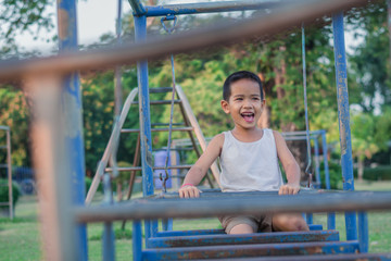 Obraz premium Boy with exercise machines in the park