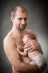 Naklejka premium newborn child and father