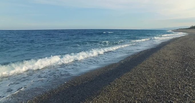 Ragazzo con tuta gialla sta facendo addominali in spiaggia