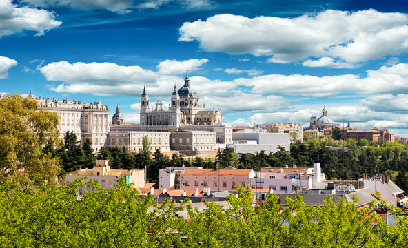 Almudena Kathedrale und Königlicher Palast in Madrid, Spanien