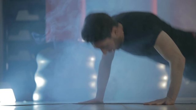 Ragazzo sta facendo i burpees in palestra.