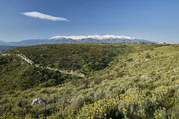 Fototapeta na wymiar Landschaft bei Aptera mit Blick auf die Weissen Berge (Lefka Ori)