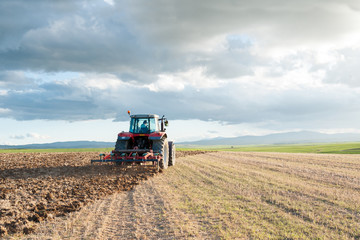 Naklejka premium Tractor arando las tierras