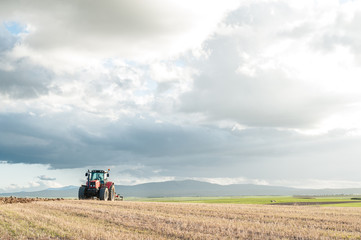 Tractor arando las tierras