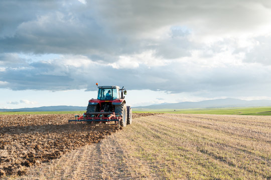 Tractor arando las tierras