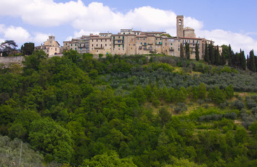 Fototapeta na wymiar Veduta panoramica di Gualdo Cattaneo in Umbria