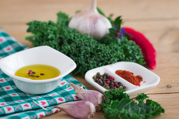 Kolorowe warzywa i przyprawy z oliwą i czosnkiem