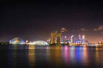 Fototapeta na wymiar Night sky at Singapore Skyline and skyscrapers on Marina Bay.