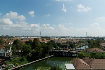 Obraz premium bird eye view rooftop of habitat for humanity under blue sky and cloud