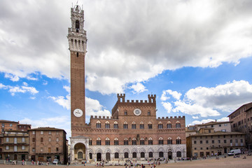 Fototapeta na wymiar Piazza del Campo with Palazzo Pubblico, Siena, Italy
