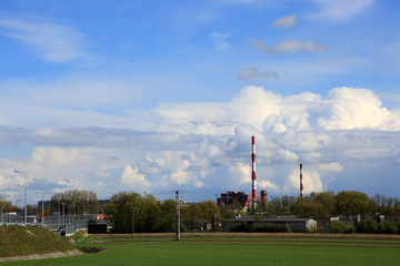 Kominy elektrociepłowni w Opolu i pola uprawne. © Stanisław Błachowicz