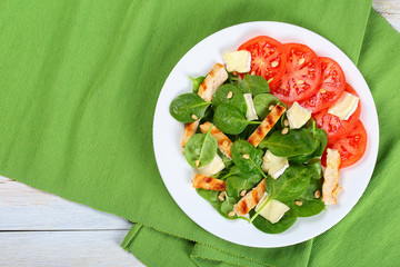 spinach, grilled chicken breast slices salad