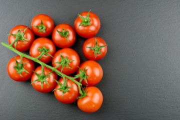 Tomaten - Cocktailtomaten auf einer Schieferplatte mit Textfreiraum