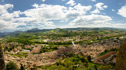 Fototapeta na wymiar view of the small town of Crest in the Drome, France