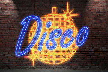 Plakat Leuchtreklame Disco an Ziegelsteinmauer