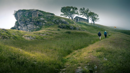 Aufstieg auf dem Wanderweg in den Schweizer Alpen