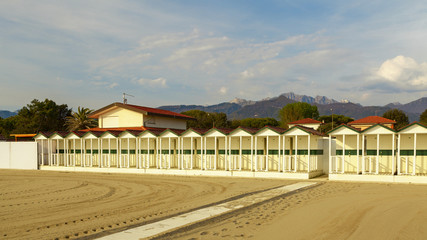 Obraz premium sea cabins view on versilia beach on sunset