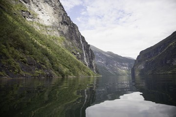 Fototapeta na wymiar gairangen,felsspiegelung,norwegen