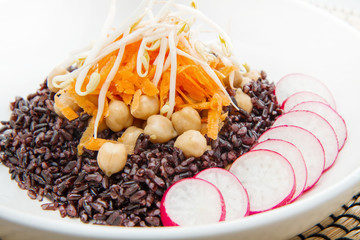 piatto con riso venere, ceci e carote 