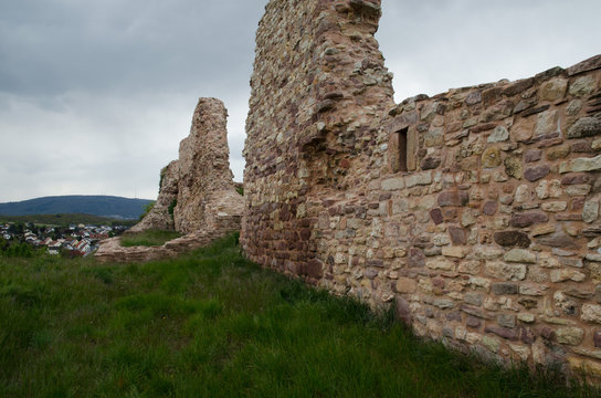 mauerreste der burg neu-bolanden auf dem schlossberg über bolanden in der pfalz