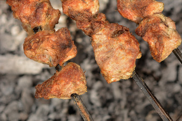 Приготовление шашлыка из свинины