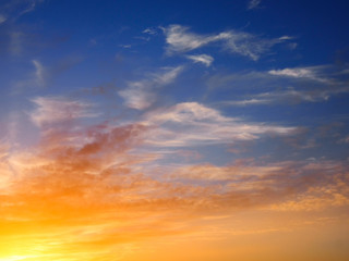Naklejka na ściany i meble Himmel mit Wolken zum Sonnenuntergang, auch als Hintergrund nutzbar