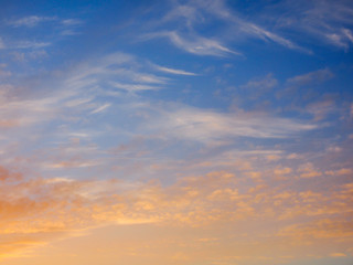 Himmel mit Wolken zum Sonnenuntergang, auch als Hintergrund nutzbar