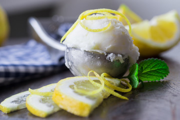 Zitronen Eiscreme