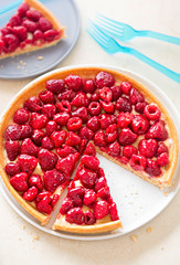 Raspberry tart with custard filling 