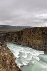 Der Ausläufer des Wasserfalls Aldeyjarfoss auf Island