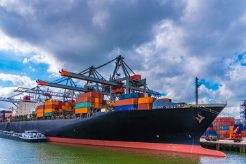 Fototapeta premium Containerschiff Rotterdam