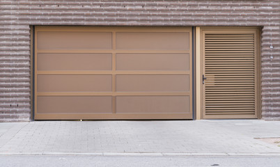 Bronze Farben Garagentor einer Tiefgarage