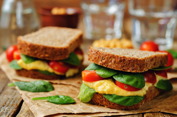 rye sandwiches with hummus, spinch and tomatoes