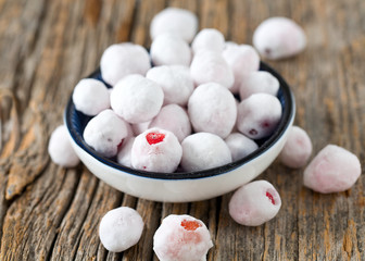 Fototapeta na wymiar cranberries in powdered sugar