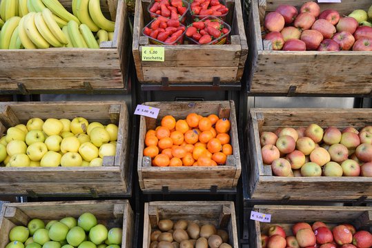 Cajas de madera con fruta fresca a la venta en un mercado callejero mediterr&aacute;neo
