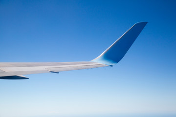 Flugzeugtragfläche und schöner Himmel