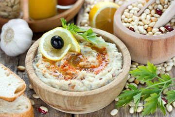 Beans hummus with lemon, garlic and paprika