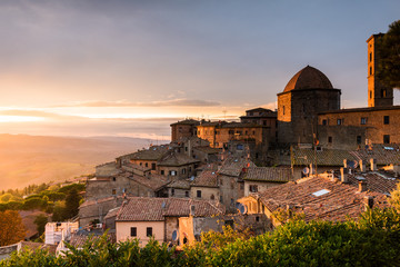 Sonnenuntergang über Volterra in der Toskana - obrazy, fototapety, plakaty