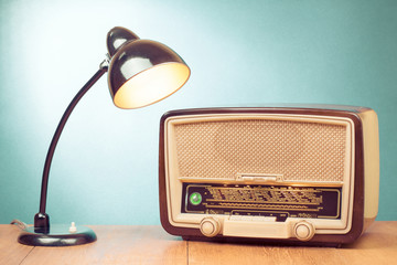 Retro old desk lamp and radio on table