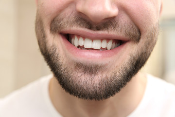 Obraz premium Smiling young man, closeup