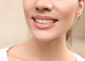 Obraz premium Smiling young woman, closeup