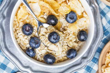 Breakfast: oatmeal with blueberries