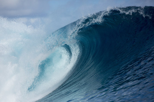 Fototapeta Large scale wave, Tahiti, South Pacific