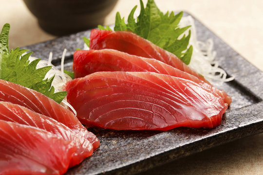 カツオの刺身　Skipjack sashimi