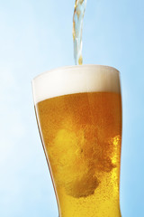 ビール　Pouring beer into glass