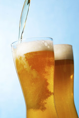 ビール　Pouring beer into glass